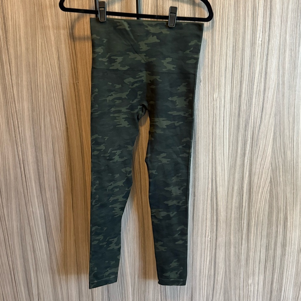 Spanx Look At Me Now Seamless Green Camo Leggings M